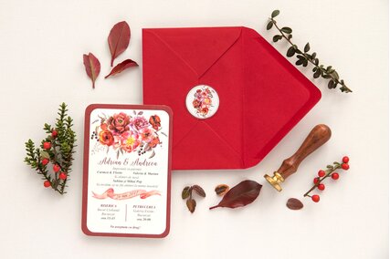 invitatie de nunta cu trandafiri si bujori rosii cu plic rosu