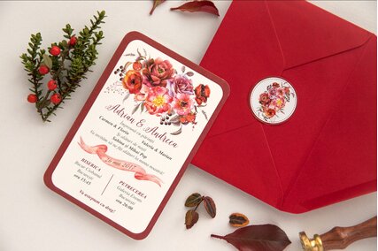 invitatie cu buchet de trandafiri si bujori rosii si portocalii cu margine rosie