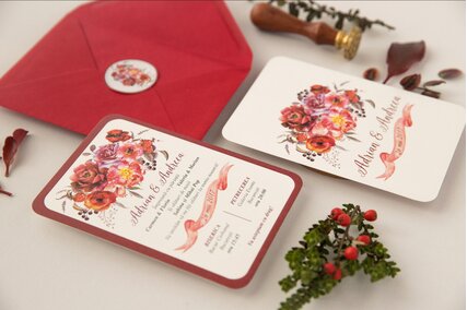 invitatie cu flori rosii si frunze cu plic rosu