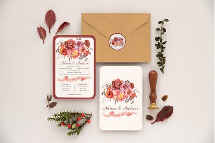 invitatie cu flori rosii si frunze cu plic kraft