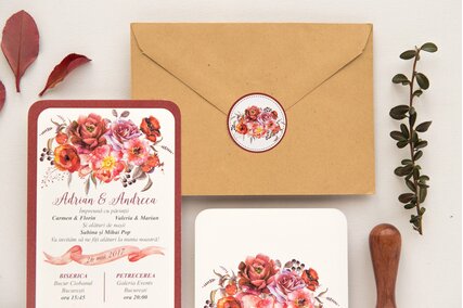 invitatie cu flori rosii si frunze cu plic kraft