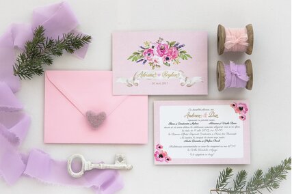 invitatie de nunta roz pastel cu plic si flori roz