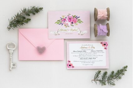 invitatie de nunta roz pastel cu plic si flori roz