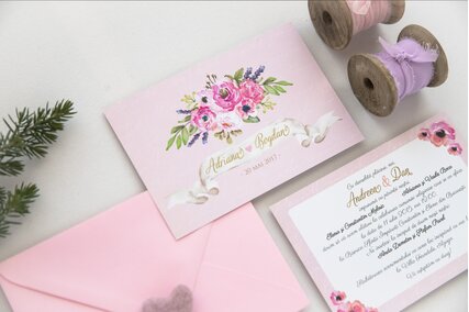 invitatie cu bujori si trandafiri roz