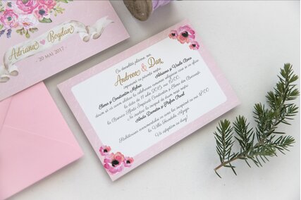invitatie cu bujori si trandafiri roz