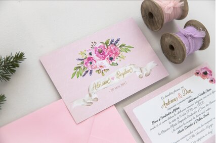 invitatie de nunta roz pastel cu plic si flori roz