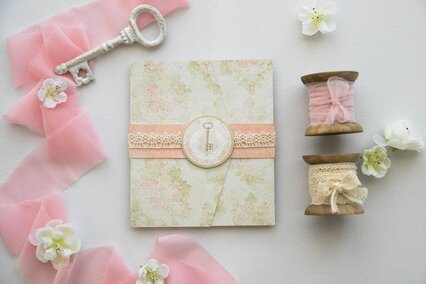 invitatie de nunta in forma de plic cu scris in interior si trandafiri