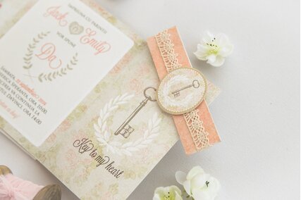 invitatie de nunta in forma de plic legat cu dantela cu scris in interior si trandafiri