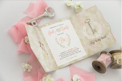 invitatie vintage in forma de plic cu scris in interior si design cu trandafiri