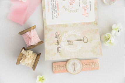 invitatie vintage in forma de plic cu scris in interior si design cu trandafiri