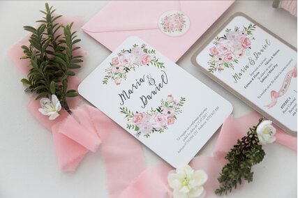 invitatie cu bujori si anemone roz si plic roz cu sigiliu autocolant