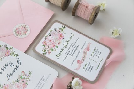 invitatie cu bujori si anemone roz si plic roz cu sigiliu autocolant