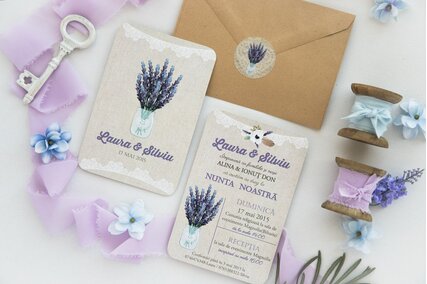 invitatie rustica cu carton deosebit si flori de lavanda cu plic kraft