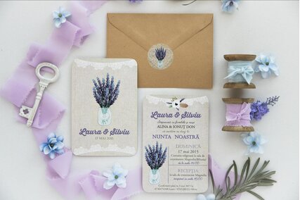 invitatie vintage rustica cu carton texturat cu lavanda mov in borcan