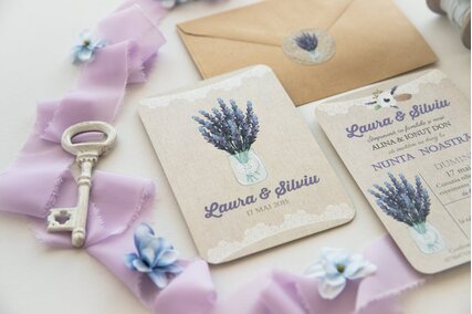 invitatie de nunta vintage cu lavanda mov in borcan si dantela