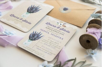 invitatie de nunta vintage cu lavanda mov in borcan si dantela