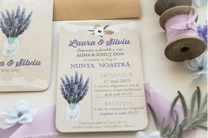 invitatie de nunta vintage cu lavanda mov in borcan si dantela cu anemone