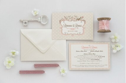 invitatie shabby chic postcard cu buline crem si plic crem