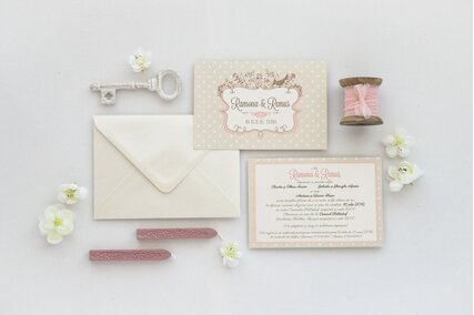 invitatie de nunta chic cu buline crem si scris caligrafic