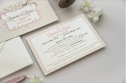 invitatie chic tip carte postala cu buline crem si scris deosebit