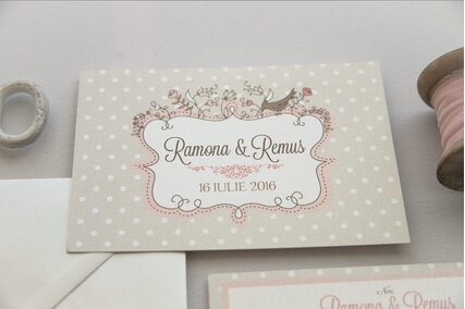 invitatie shabby chic postcard cu buline crem si plic crem
