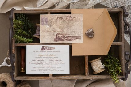 invitatie postcard cu tren si locomotiva cu plic kraft