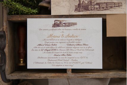 invitatie postcard cu tren si locomotiva cu plic kraft