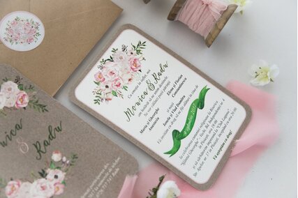 invitatie vintage cu bujori roz si plic kraft