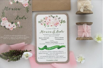 invitatie vintage cu bujori roz si plic kraft