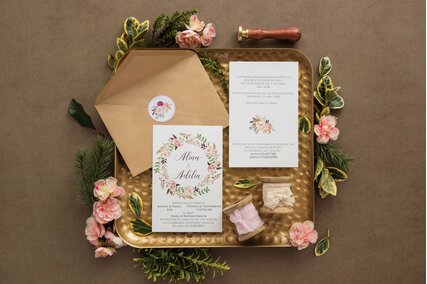 invitatie de nunta cu coronita de flori colorate si plic cu autocolant cu flori