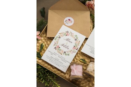 invitatie de nunta cu coronita de flori colorate si plic cu autocolant cu flori