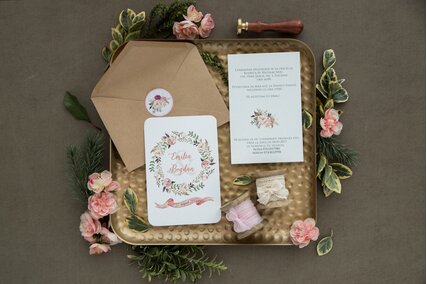 invitatie  cu coronita de flori si verdeata