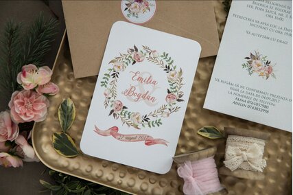 invitatie  cu coronita de trandafiri si frunze