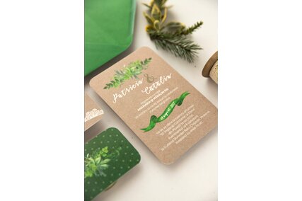 invitatie de nunta vintage cu frunze verzi si design cu panglica verde pentru numele mirilor