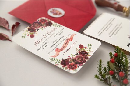 invitatie de nunta cu trandafiri si bujori rosii cu plic rosu