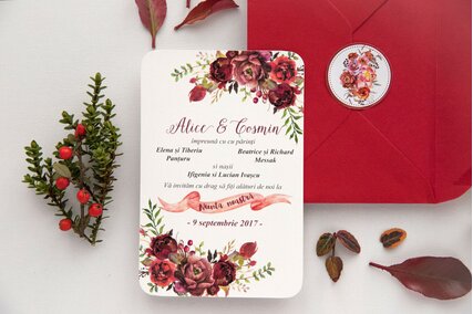 invitatie de nunta florala cu trandafiri si bujori rosii pe colt
