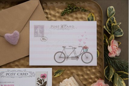 invitatie de nunta postcard roz cu bicicleta si dungi