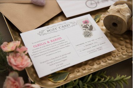 invitatie de nunta postcard roz cu bicicleta si plic kraft