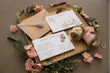 invitatie de nunta postcard chic roz cu bicicleta si plic kraft
