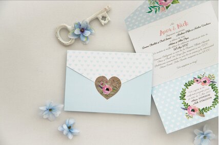 invitatie de nunta in forma de plic cu albastru pastel si inimioare si coronita de flori roz