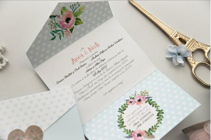 invitatie de nunta albastru pastel si inimioare albe