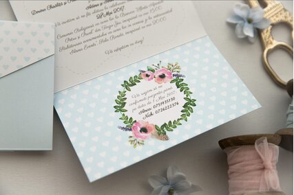 invitatie albastru pastel cu inimioare albe si flori roz cu frunze