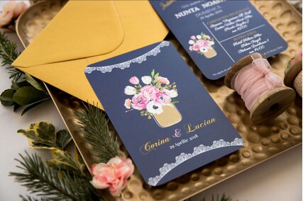 invitatie de nunta vintage postcard cu albastru inchis si bujori roz