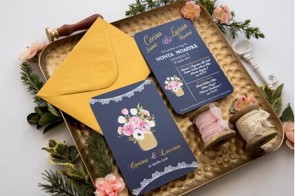 invitatie de nunta postcard cu albastru inchis bujori si anemone roz