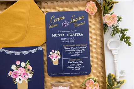 invitatie de nunta vintage postcard cu albastru inchis si flori roz in detaliu