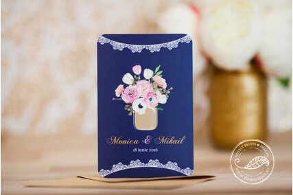 invitatie de nunta vintage postcard cu albastru inchis si borcan cu flori in fata