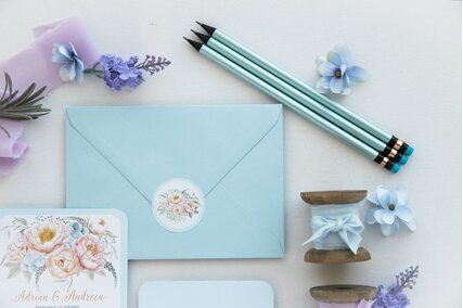 invitatie de nunta postcard cu albastru deschis si aranjament floral