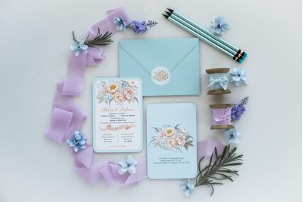 invitatie de nunta albastra cu bujori crem si plic bleu