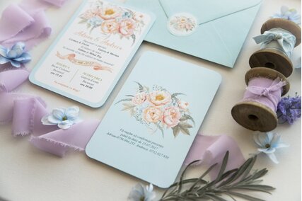 invitatie de nunta postcard cu albastru deschis si bujori crem