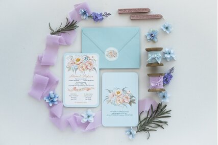 invitatie de nunta postcard cu albastru deschis si motive florale cu bujori